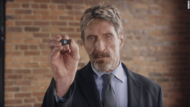 Como você sabe, recentemente o criador do antivírus McAfee Security, John McAfee, foi levado pelas criptomoedas. No verão passado, ele fez uma declaração anunciando que estava pronto para comer seu próprio pênis, se em três anos o preço da Primeira Moeda não chegasse a US$500 mil. McAfee decidiu não parar por aí e aumentou os riscos.