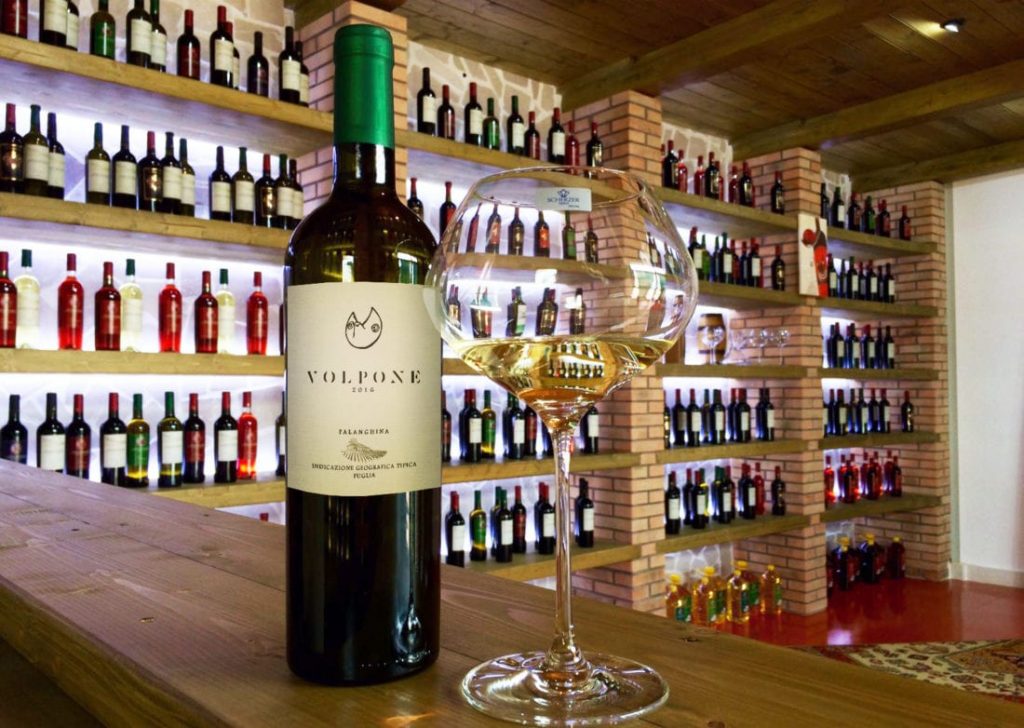 A EY cria o Wine Blockchain com o objetivo de certificar e comunicar a qualidade e origem geográfica dos vinhos produzidos na Itália. A startup EzLab também participa desse projeto.