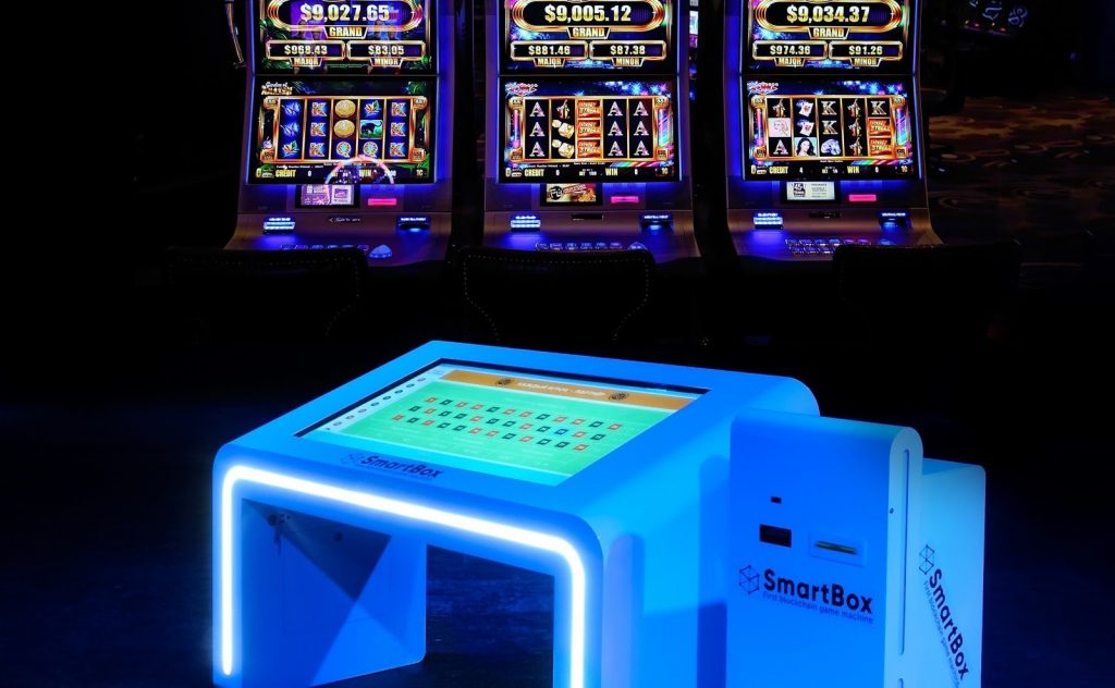 Recentemente surgiram notícias de que um dos cassinos off-line posicionaram um modelo de teste do primeiro caça-níqueis do mundo a funcionar com tecnologia de Blockchain.