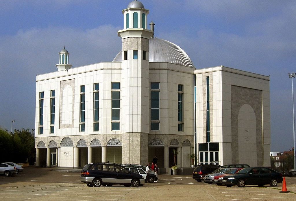 Uma mesquita de Londres na área de Hackney alega ter sido a primeira organização islâmica no Reino Unido a aceitar doações em criptomoedas. Isso se tornou possível depois que um estudo teológico foi realizado há um mês, no qual ficou provado que o uso de criptomoedas não está em conflito com a lei da Sharia