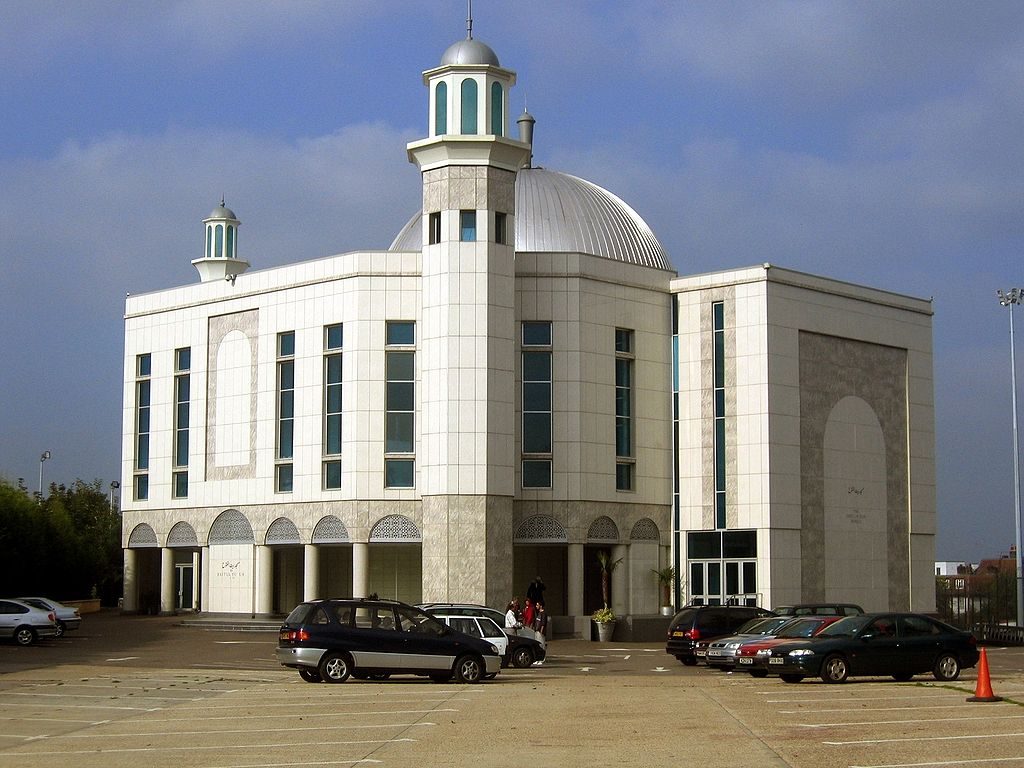 Uma mesquita de Londres na área de Hackney alega ter sido a primeira organização islâmica no Reino Unido a aceitar doações em criptomoedas. Isso se tornou possível depois que um estudo teológico foi realizado há um mês, no qual ficou provado que o uso de criptomoedas não está em conflito com a lei da Sharia